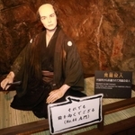 「それでも前を向くでござる」と熱いまなざしを向ける幕府の役人「左門」＝生野銀山