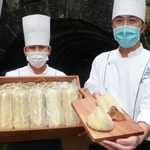 坑道内で３カ月熟成させた「蔵出しシュトーレン」＝生野銀山