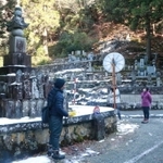 無縁塔について参加者に説明する佐藤次郎さん（左端）＝朝来市生野町白口