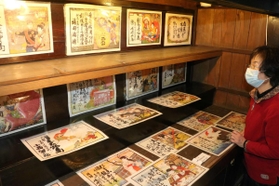 明治期に生野の商店が制作した「引き札」の複製＝井筒屋