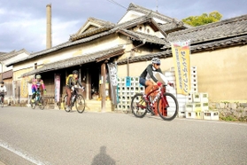 昨年１１月に「銀の馬車道・鉱石の道」で開かれたサイクリングイベント。ＰＲに向け新たな仕掛けを展開する＝姫路市船津町（中播磨県民センター提供）