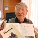 地域の歴史をつづる「新町歴史散歩」を編集した山田治信さん＝奥銀谷地域自治協議会事務局