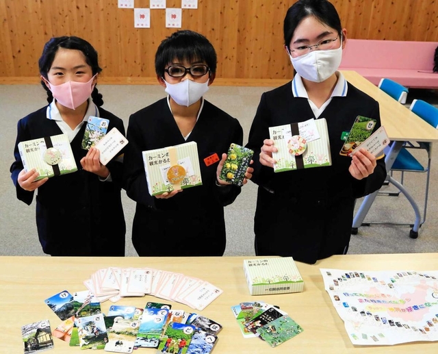読み札の句に応募作が選ばれた神崎小の（右から）熊代さん、井上君、小坂さん＝神河町粟賀町
