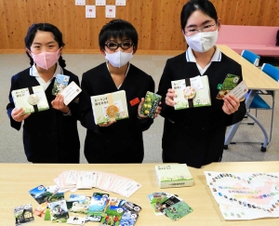 読み札の句に応募作が選ばれた神崎小の（右から）熊代さん、井上君、小坂さん＝神河町粟賀町