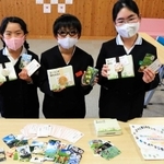 読み札の句に応募作が選ばれた神崎小の（右から）熊代さん、井上君、小坂さん＝神河町粟賀町