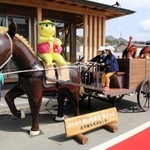 辻川観光交流センターに設置された馬車のモニュメント＝福崎町西田原