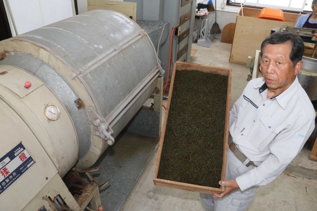 生野紅茶を加工する白瀧英雄さん＝朝来市生野町奥銀谷