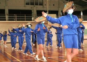 編みがさをかぶって伝統の生野踊りを練習する生徒たち＝生野体育館