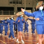 編みがさをかぶって伝統の生野踊りを練習する生徒たち＝生野体育館