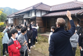 旧生野鉱山職員宿舎「甲社宅」を見学する近畿大付属豊岡中の生徒ら＝朝来市生野町口銀谷
