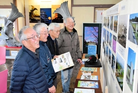 「銀の馬車道ギャラリー」を完成させた住民たち＝姫路市船津町