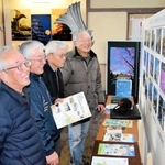 「銀の馬車道ギャラリー」を完成させた住民たち＝姫路市船津町