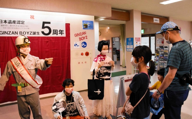 ５周年を祝う銀山ボーイズのメンバー。ファンの再来も相次いでいる＝史跡・生野銀山