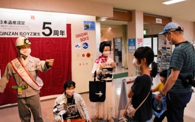 ５周年を祝う銀山ボーイズのメンバー。ファンの再来も相次いでいる＝史跡・生野銀山