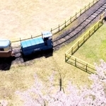 上空のドローンから撮影された一円電車。マッチ箱のような車体がゆっくりと動く＝養父市大屋町明延（養父市提供）