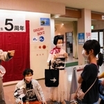 ５周年を祝う銀山ボーイズのメンバー。ファンの再来も相次いでいる＝史跡・生野銀山