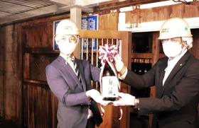純米酒「明延」を蔵出しした山陽盃酒造の壺阪雄一専務（左）と養父市の山下吉正副市長＝明延鉱山探検坑道