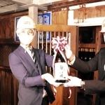 純米酒「明延」を蔵出しした山陽盃酒造の壺阪雄一専務（左）と養父市の山下吉正副市長＝明延鉱山探検坑道