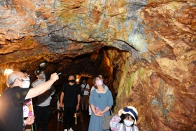 銀山ボーイズだけでなく、鉱山についても説明された＝史跡・生野銀山