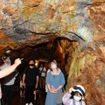 銀山ボーイズだけでなく、鉱山についても説明された＝史跡・生野銀山