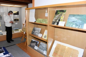 鉱石の道や銀の馬車道について紹介する特別展＝生野書院