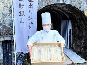 蔵出しされた洋菓子「シュトーレン」。坑道内で約３カ月熟成された＝史跡・生野銀山（カタシマ提供）