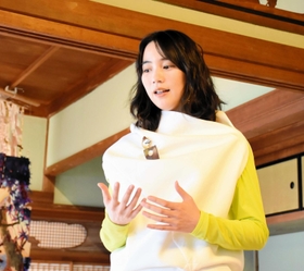 作品展について話すのんさん＝朝来市生野町口銀谷