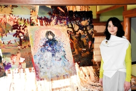 作品について説明する「のん」さん＝朝来市生野町口銀谷