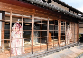 映画「Ｒｉｂｂｏｎ」の主題歌ＭＶでサンボマスターが着た衣装＝朝来市生野町口銀谷