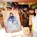 作品について説明する「のん」さん＝朝来市生野町口銀谷