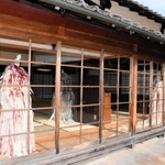 映画「Ｒｉｂｂｏｎ」の主題歌ＭＶでサンボマスターが着た衣装＝朝来市生野町口銀谷