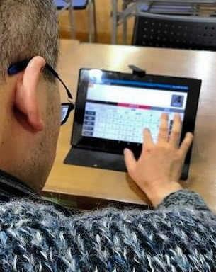 種村教授監修のタブレットアプリ「あらた」を使えば、設定した時刻になると、音声と文字で服薬などを促す（種村教授提供） 