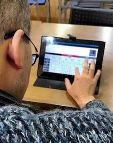 種村教授監修のタブレットアプリ「あらた」を使えば、設定した時刻になると、音声と文字で服薬などを促す（種村教授提供） 