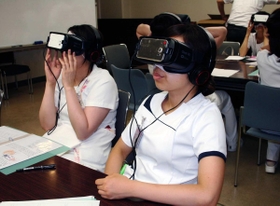 仮想現実（ＶＲ）の装置を用いて、認知症看護研修に取り組む看護師＝神戸市中央区楠町７