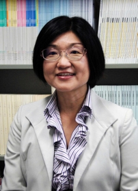 ▽ぐらいなー・ちえこ　１９６６年、岩手県生まれ。２００７年３月、大阪大大学院医学系研究科博士後期課程修了。専門は老年看護学。高齢者ケアに関する国際比較研究や仮想現実（ＶＲ）を用いた認知症看護研修の開発に取り組む。１４年より現職。神戸市在住。