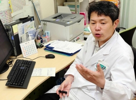 認知症患者と家族に困りごとを尋ねる古和久朋教授＝神戸市中央区楠町７