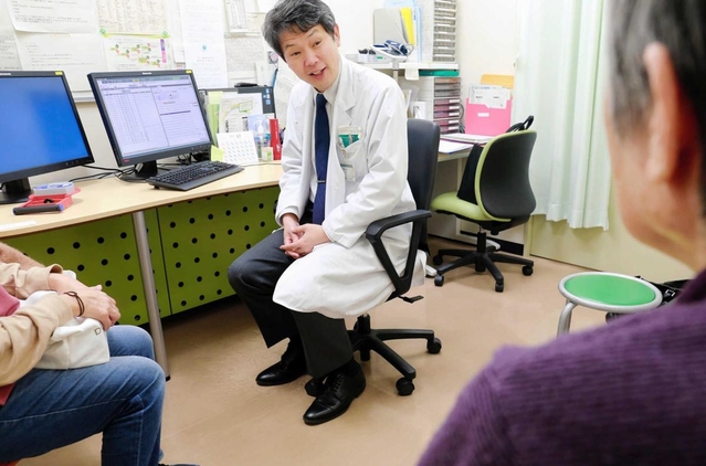 古和久朋教授（中央）に症状を相談する重度のアルツハイマー型認知症の女性（右）と長女＝神戸市中央区楠町７