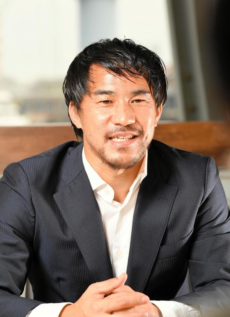 ８月に神戸を訪れ、欧州での日々を語ったウエスカの岡崎慎司＝神戸市中央区（撮影・後藤亮平）