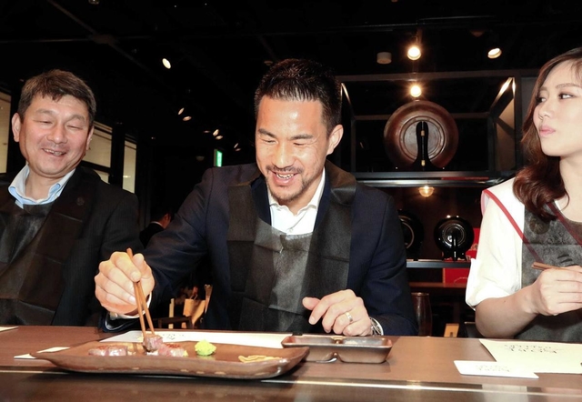神戸ビーフ応援大使に任命され、神戸ビーフを試食する岡崎慎司＝２０１９年５月２１日、神戸市中央区の神戸ビーフ館