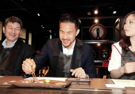 神戸ビーフ応援大使に任命され、神戸ビーフを試食する岡崎慎司＝２０１９年５月２１日、神戸市中央区の神戸ビーフ館