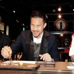 神戸ビーフ応援大使に任命され、神戸ビーフを試食する岡崎慎司＝２０１９年５月２１日、神戸市中央区の神戸ビーフ館