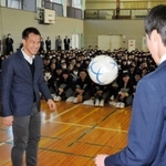 生徒とリフティングを楽しむ岡崎慎司（手前左）＝２０１４年１２月２２日、三田市のけやき台中
