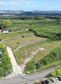 サッカーグラウンドとクラブハウスの建設予定地（小型無人機で撮影）＝神戸市西区平野町（撮影・辰巳直之）