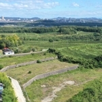 サッカーグラウンドとクラブハウスの建設予定地（小型無人機で撮影）＝神戸市西区平野町（撮影・辰巳直之）