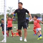 環境配慮型グラウンドを初めて訪れ、サッカースクールの子どもたちと交流する岡崎慎司（中央）＝神戸市西区（撮影・吉田敦史）
