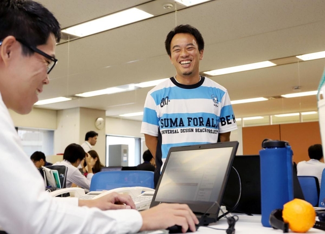 本業の神戸市つなぐ課の特命課長に加え、ＮＰＯ法人須磨ユニバーサルビーチプロジェクト副理事長の顔を持つ秋田大介さん＝神戸市中央区加納町６、神戸市役所（撮影・吉田敦史）