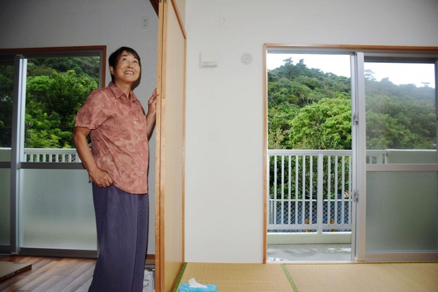 新居の間取りを確認する目黒輝美さん＝沖縄県国頭村