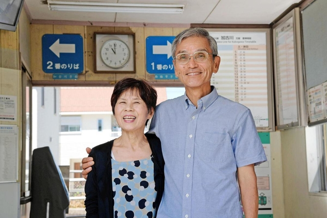 昨年１２月に再婚した中正三郎さんと雪子さん。三郎さんが名誉駅長を務めるＪＲ加古川線日岡駅で＝加古川市加古川町大野（撮影・後藤亮平）