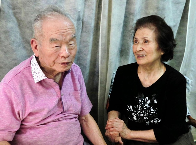 優しくほほ笑み合う奥田弘さん（左）と妻の晏江さん＝洲本市、養護盲老人ホーム「五色園」