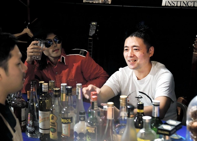 酒井英徳さん（右）とマイケル・ジャクトンさん＝芦屋市川西町（撮影・中西幸大）